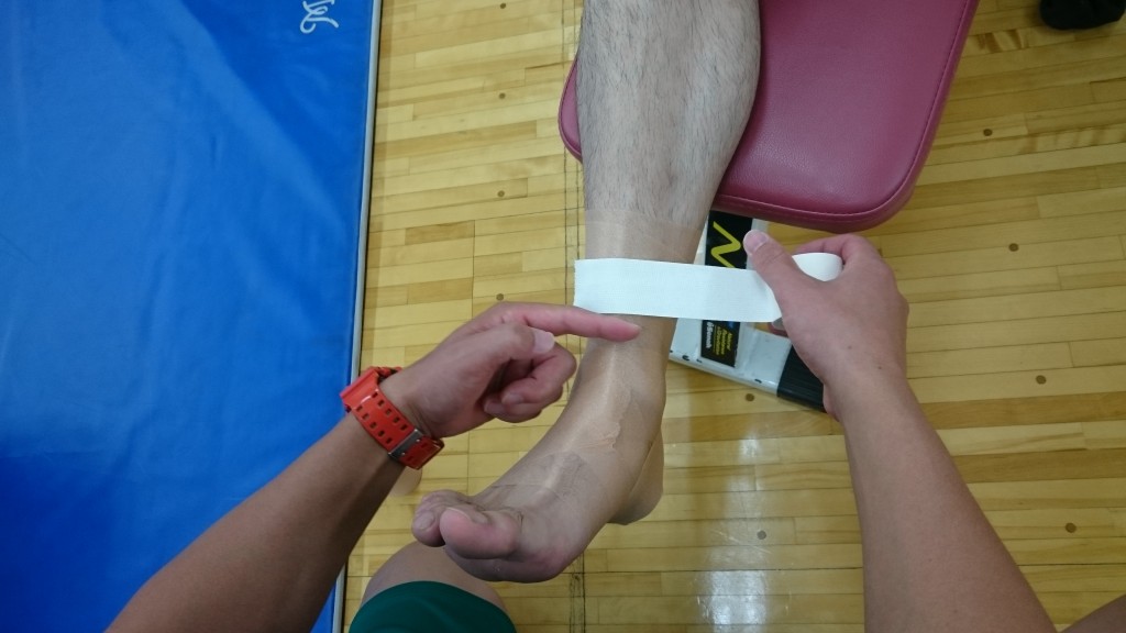 足首のねんざ 予防のテーピング について 仙台医健のブログ 仙台医健 スポーツ専門学校