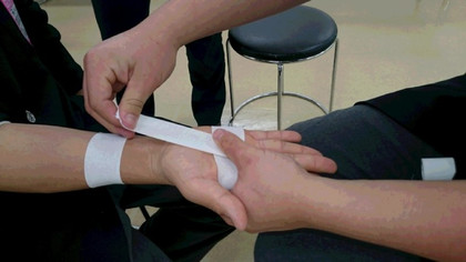 手首を痛めた時のテーピングの一例 仙台医健のブログ 仙台医健 スポーツ専門学校
