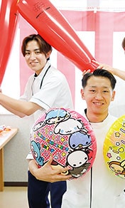キャンパスライフを楽しむ学生