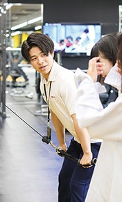 キャンパスライフを楽しむ学生