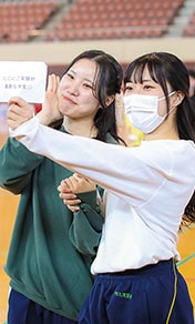 キャンパスライフを楽しむ学生