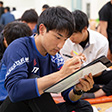 イベント体験する学生