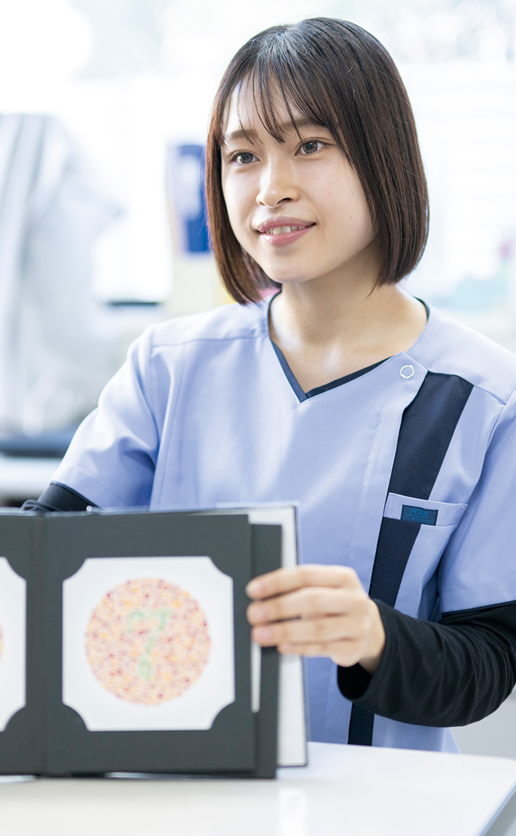 ストレッチをする学生
