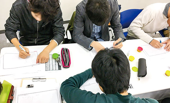 公務員試験対策を行う学生たち