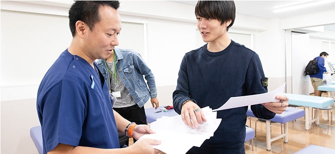 先生と会話する学生