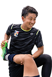 ストレッチをする学生