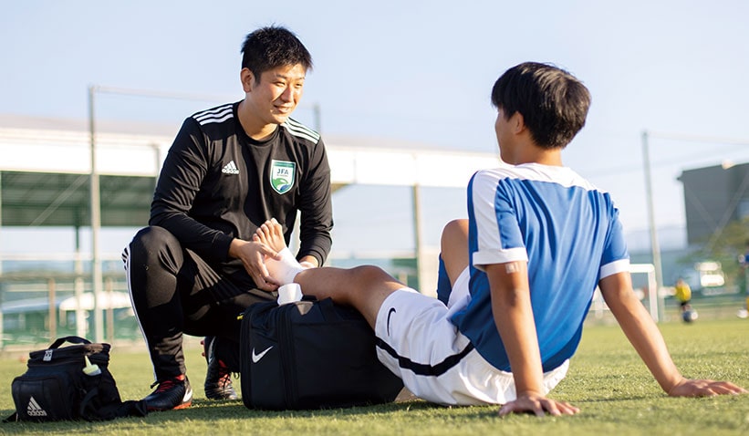 テーピングを施す学生