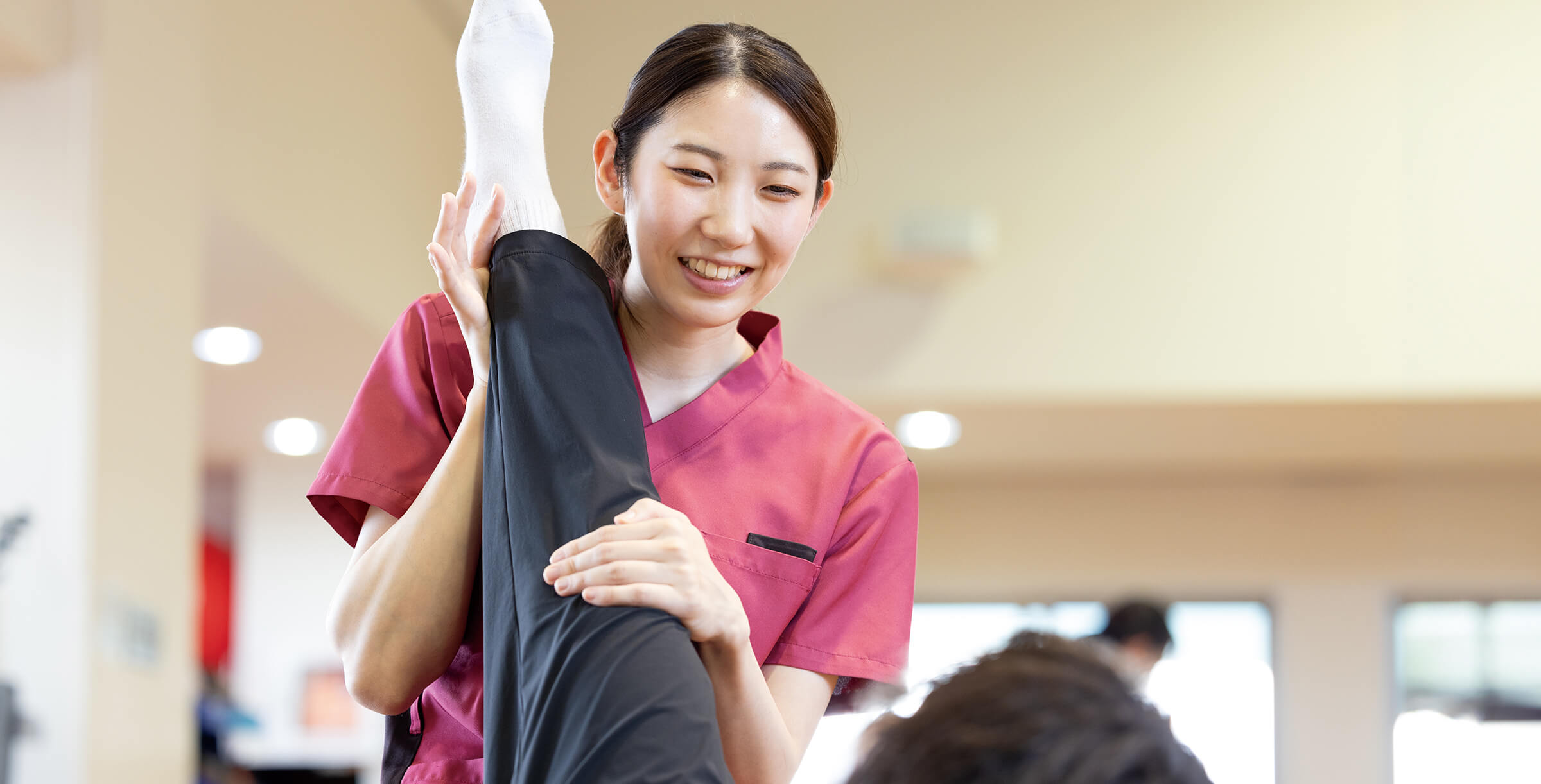 ストレッチをする学生