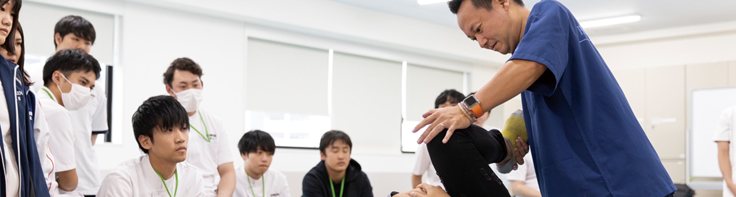 応急手当をを施す学生