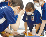 ストレッチをする学生