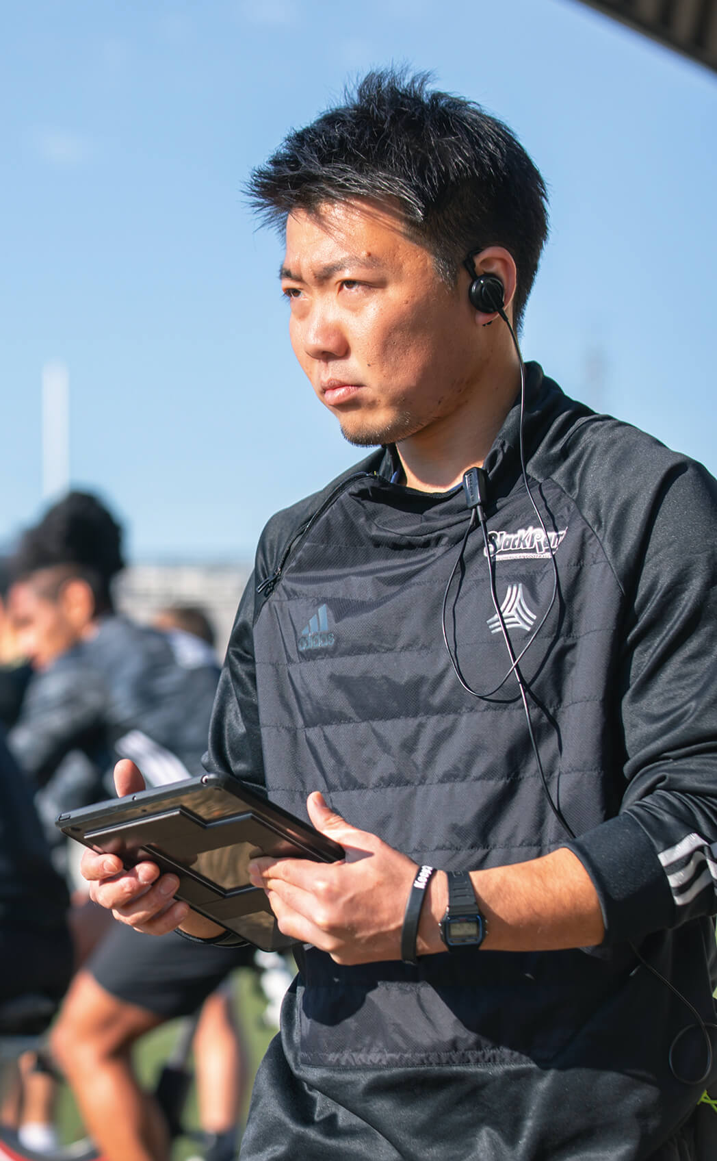 ストレッチをする学生