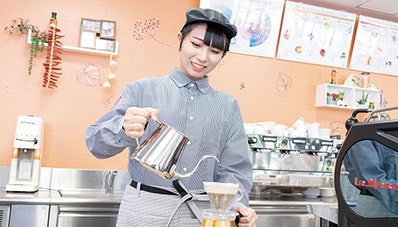 コーヒーを注ぐ学生