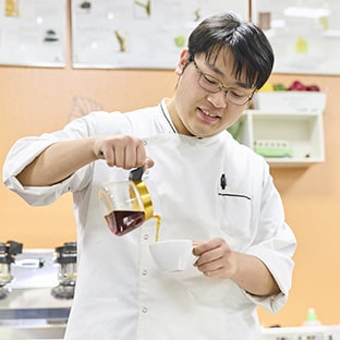 ケーキの前で記念撮影をする学生