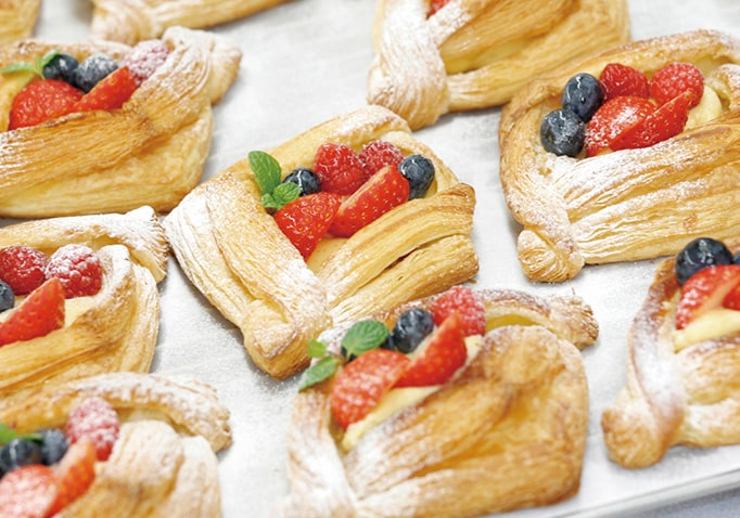 飾り付けられたケーキ