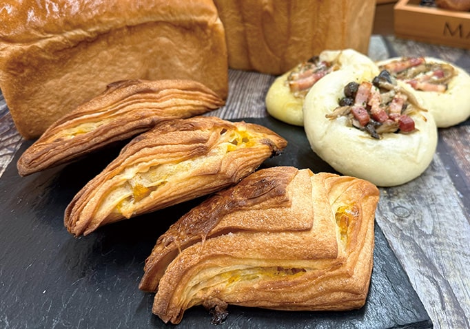 何層にもなった鮮やかなケーキ