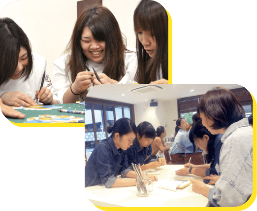 飾り付けを行う学生