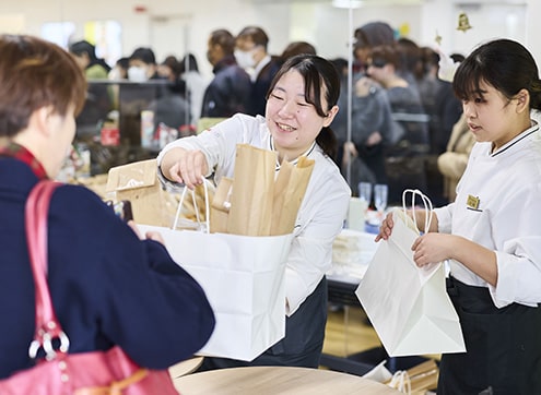 ショップ対応を行う学生
