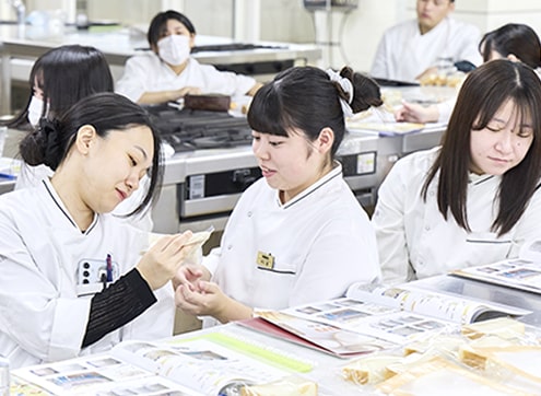 教材を確認する学生