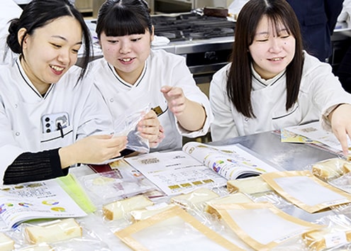 教材を確認する学生