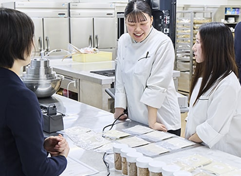 材料を眺める学生たち