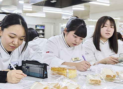 ノートに記入する学生たち