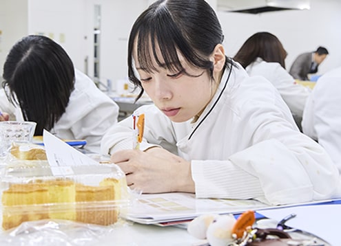 ノートに記入する学生たち