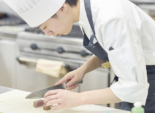 肉を切る学生