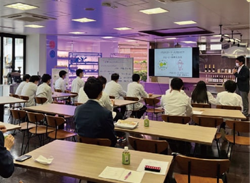 説明を聞く学生