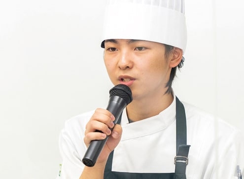 プレゼンテーションを行う学生