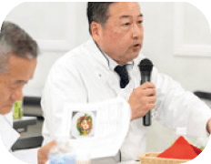 講評を行う審査員