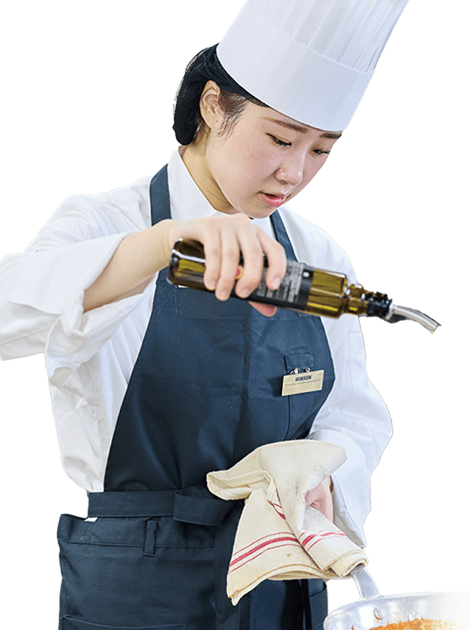 オリーブオイルをかける学生