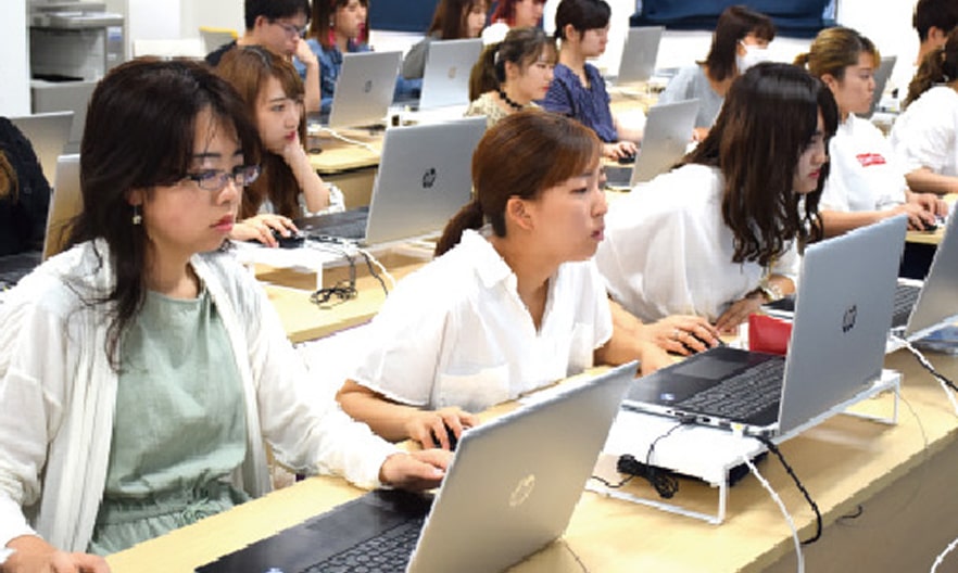 講義を受ける学生たち
