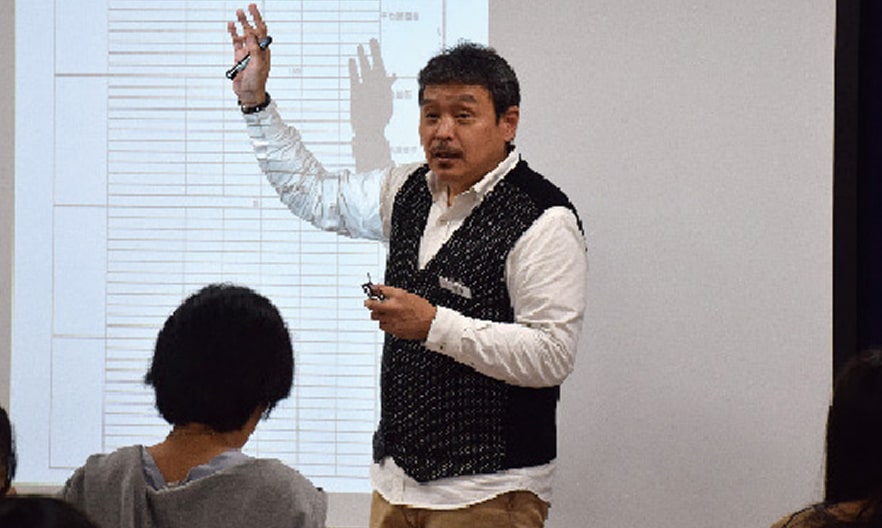 講義を行う先生