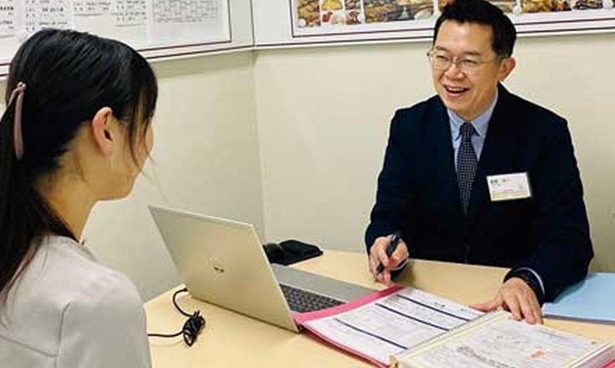 学生の相談にのる先生