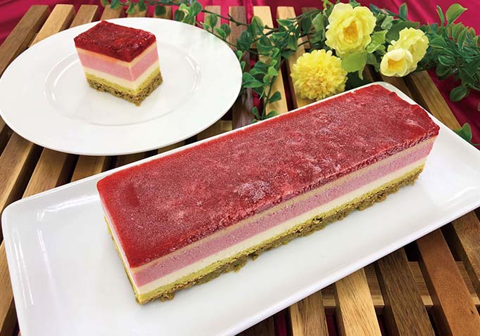 何層にもなった鮮やかなケーキ