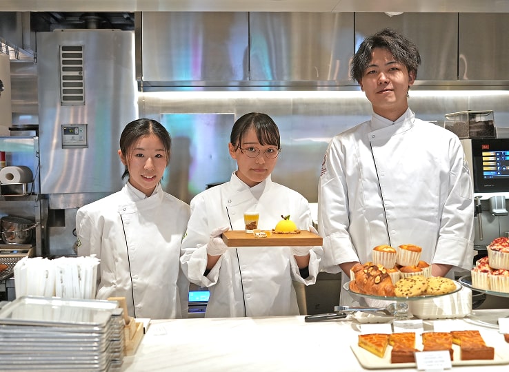 ケーキを手にする学生