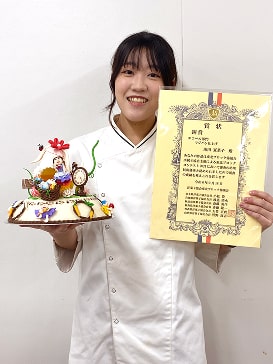 賞状を持った学生