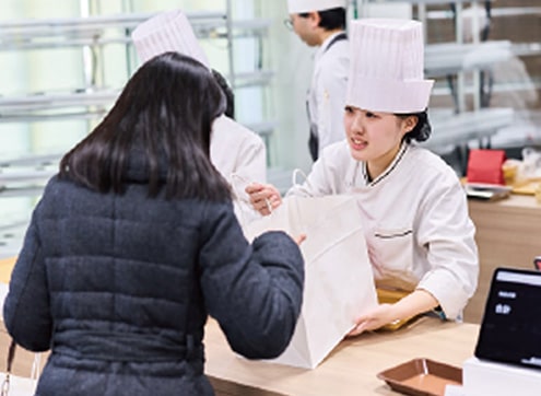 ショップ対応を行う学生