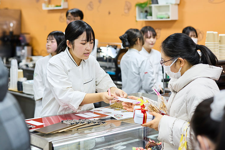 ショップ販売を行う学生たち